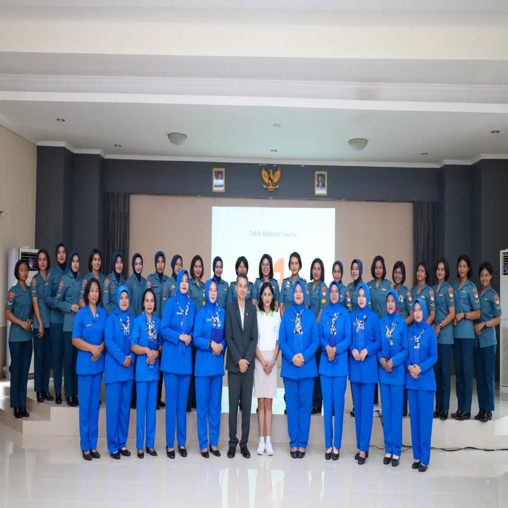 KODAERAL IX AMBON IKUTI PELATIHAN _TABLE MANNER_ DARI HOTEL SWISS BELL AMBON