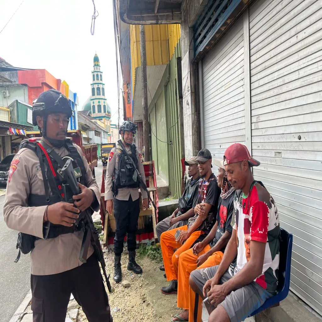 Brimob Gelar Patroli di Pasar Kota Tual, Warga Merasa Lebih Aman Beraktivitas
