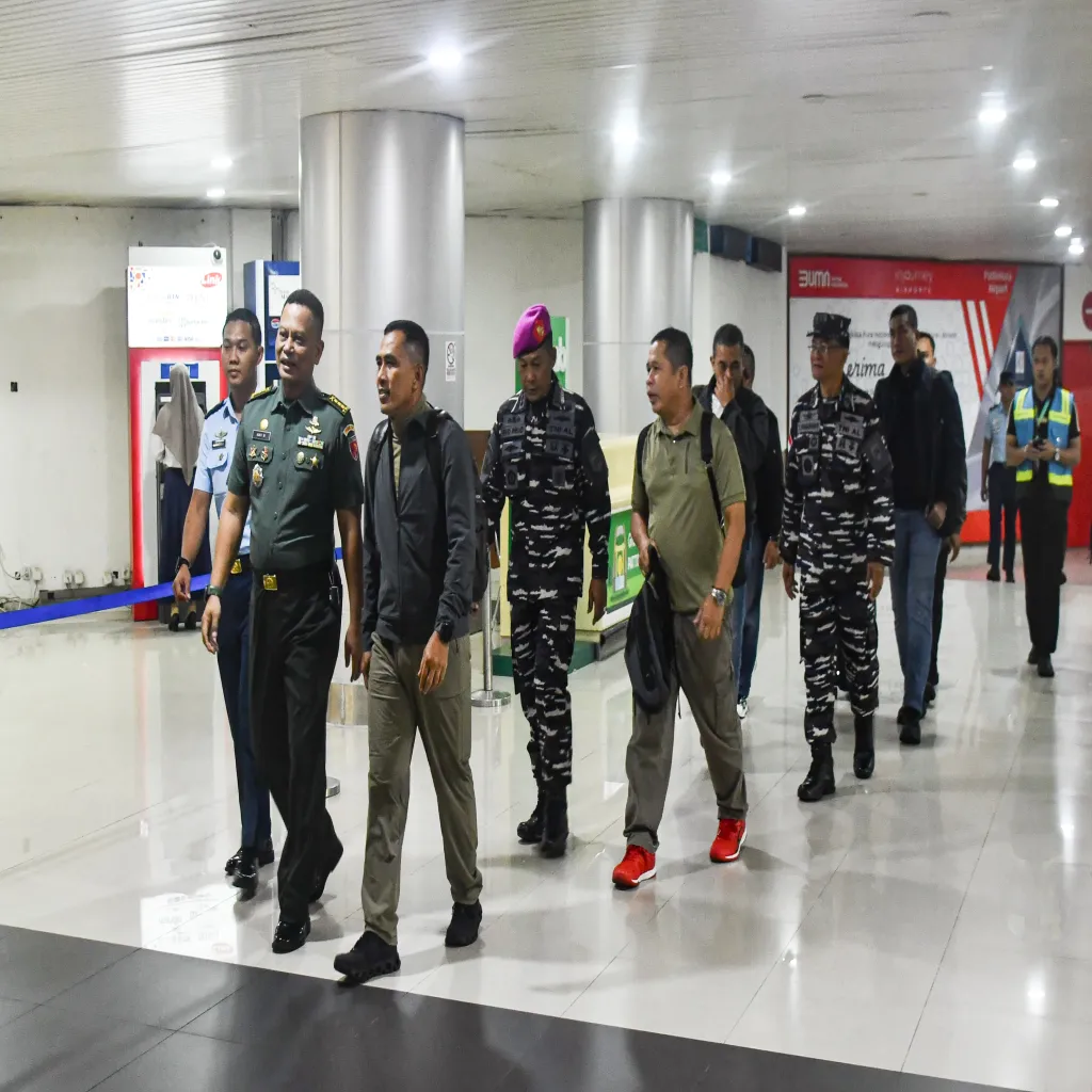 Irspektur Kodaeral IX Sambut Kedatangan Tim Itjen TNI di Bandara Pattimura Ambon