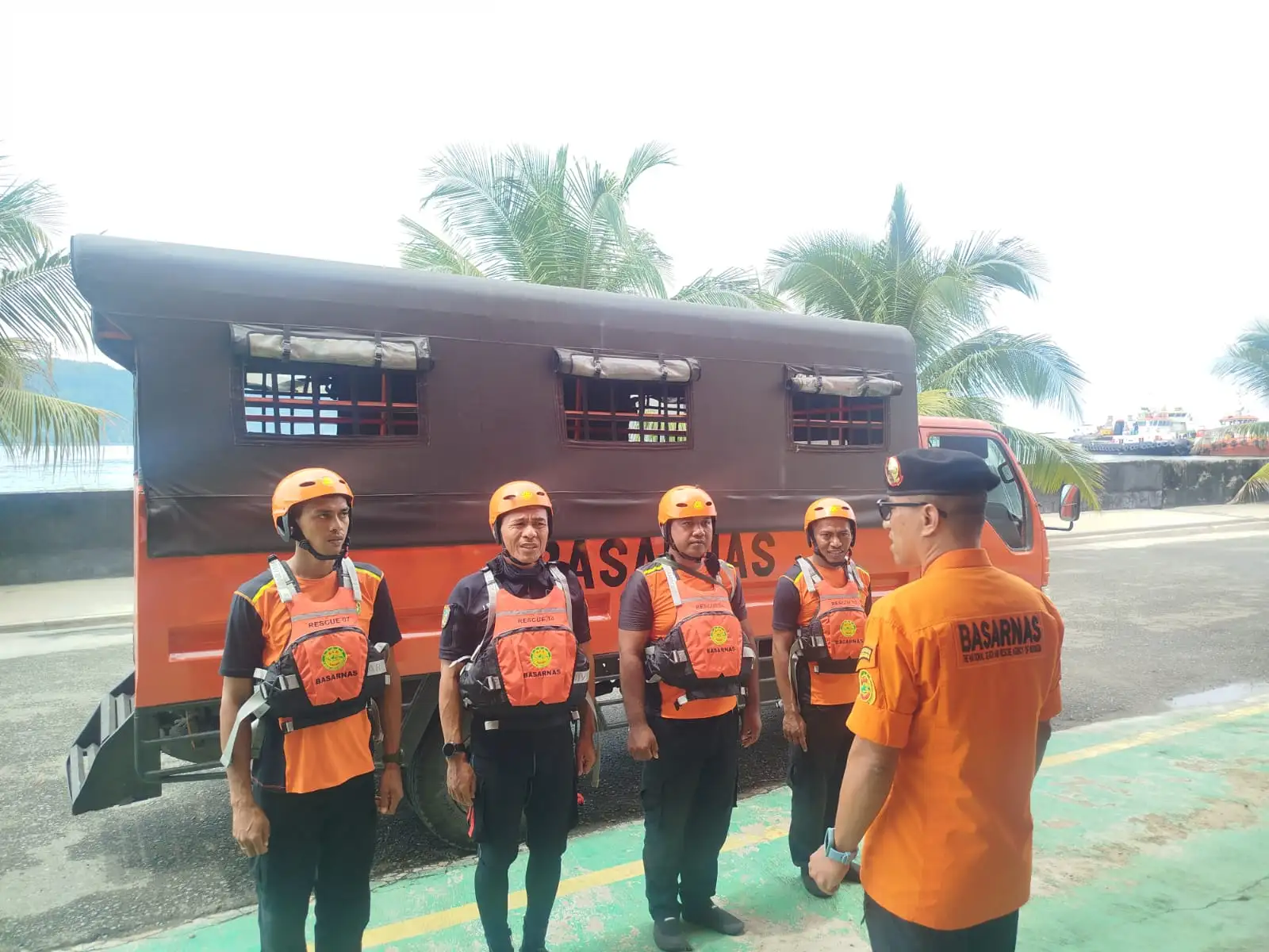 Terjatuh dari Perahu Katinting Seorang Nelayan Desa Haria Pulau Saparua Kab. Maluku Tengah dalam Pencarian Tim SAR Gabungan