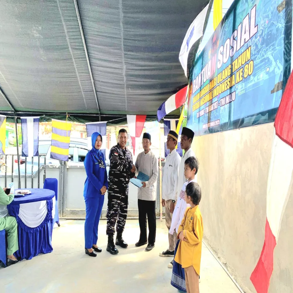TNI di Kepulauan Aru Santuni Anak - Anak Pesantren dan Anak Panti Asuhan Santa Maria Dobo