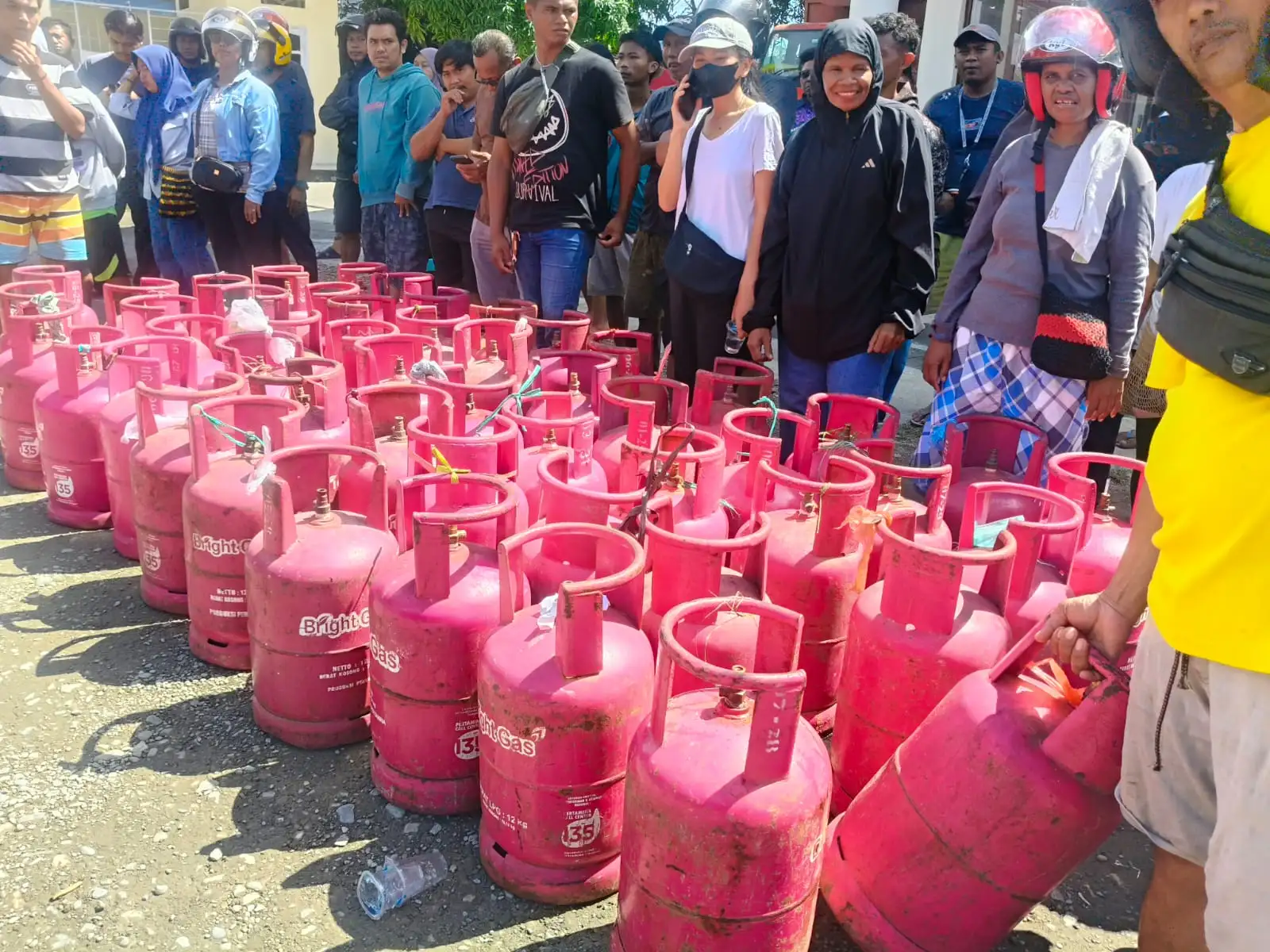 KRISIS LPG TAK KUNJUNG USAI, WARGA GERAM: JANJI PEMERINTAH DINILAI OMONG KOSONG