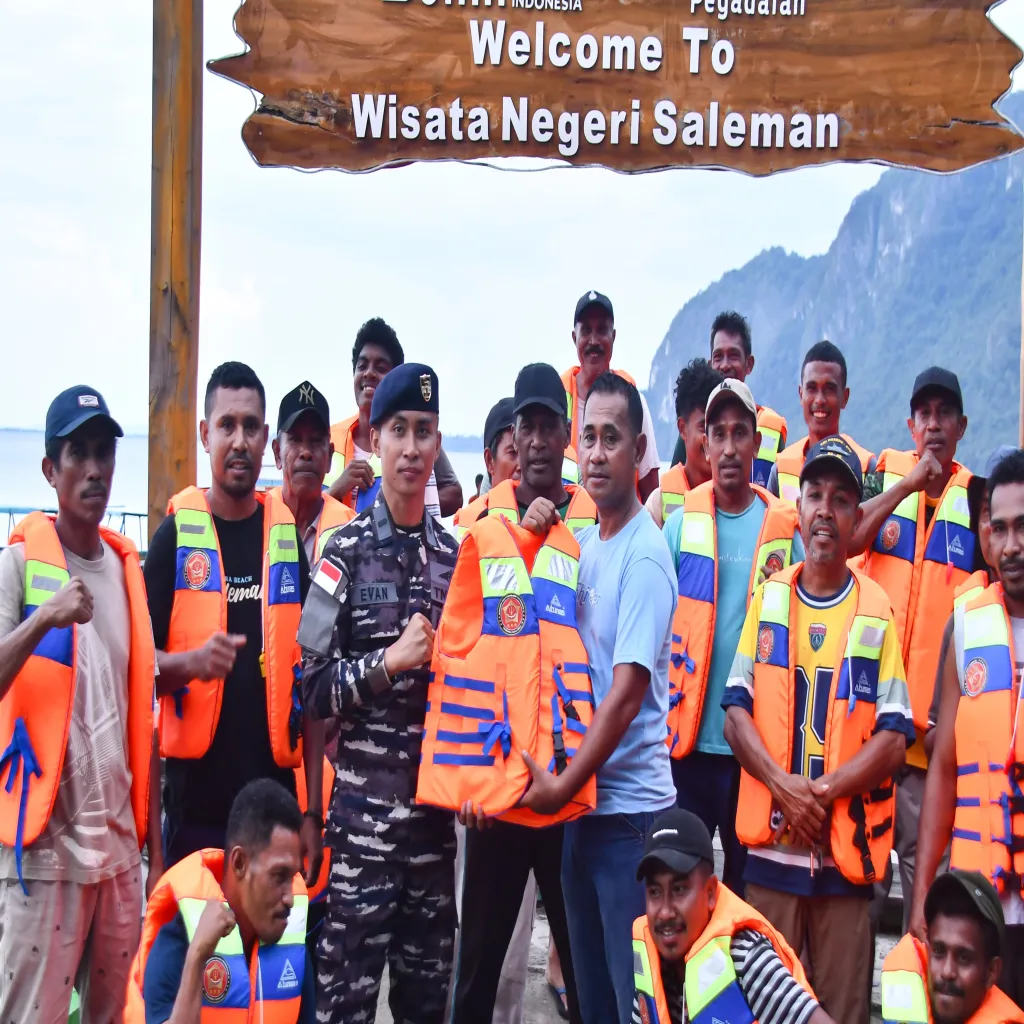 Tingkatkan Standar Keamanan Laut, Kodaeral IX Beri Bantuan Life Jacket Nelayan Maluku Tengah