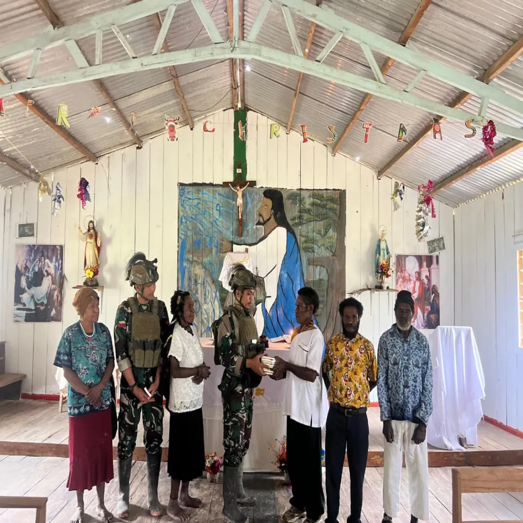 Satgas Yonif 700/WYC Tebar Kasih di Gereja Stalsi Sisilia Wuloni Dengan Cinta dab Alkitab  ILaga Puncak Tribunnusantara-eeb.com Di tengah hamparan pegunungan yang menjulang dan udara sejuk Bumi Cender