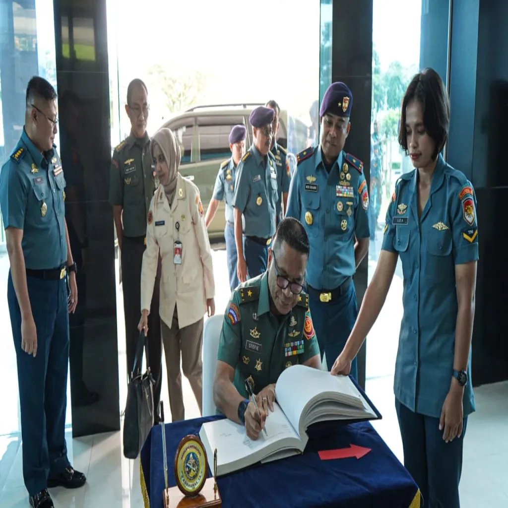 KODAERAL IX TERIMA KUNJUNGAN KAPUSJARAH TNI DALAM RANGKA PENGUMPULAN DATA DUKUNG PEMBUATAN SEJARAH TNI