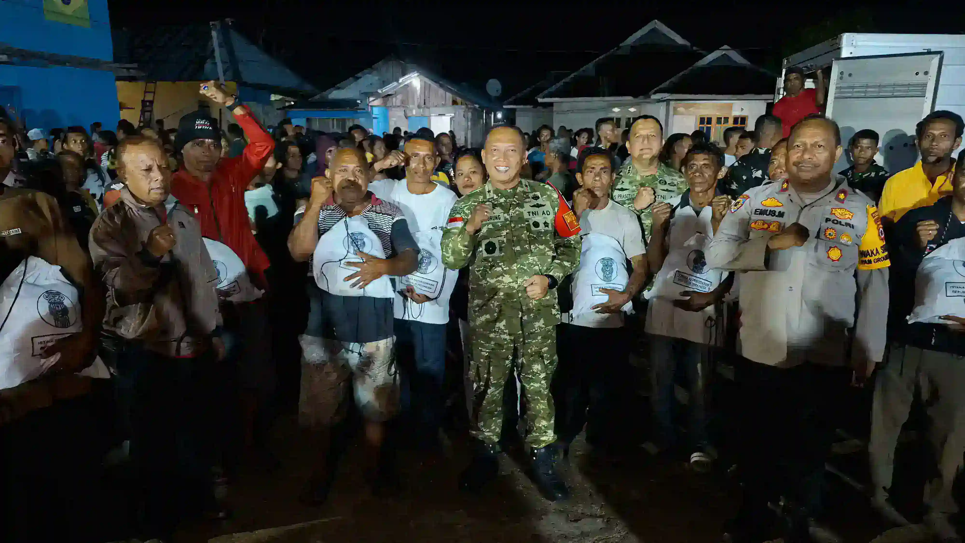 Presiden Prabowo Berikan 3.000 Paket Sembako Kepada Warga Tanimbar
