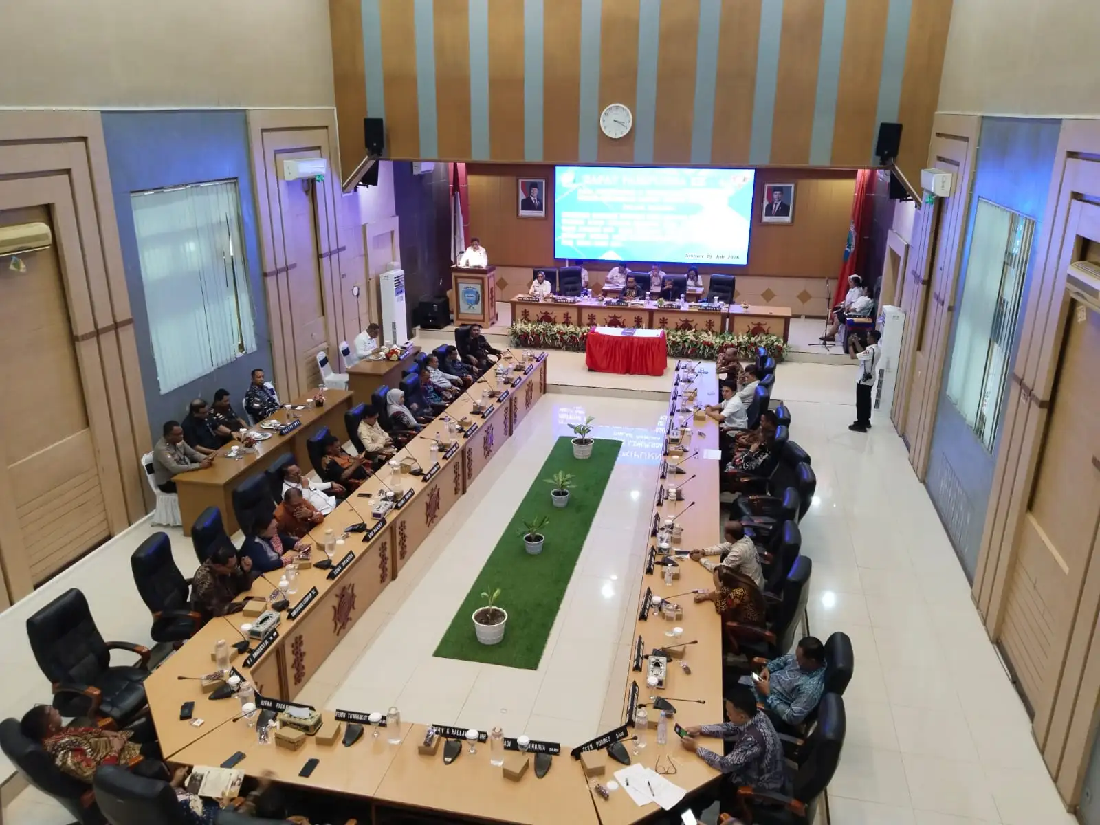 Walikota Bodewin Serahkan KUA-PPAS 2027: Target Ekonomi Ambon Tumbuh 5,7%