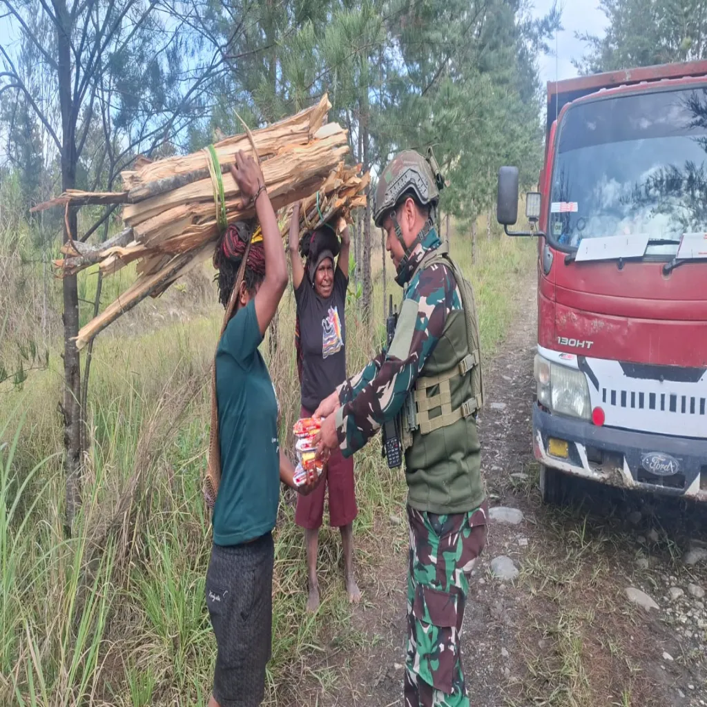 Satgas Yonif 700/WYC Hadir Membawa Sembako untuk Warga Distrik Omukia