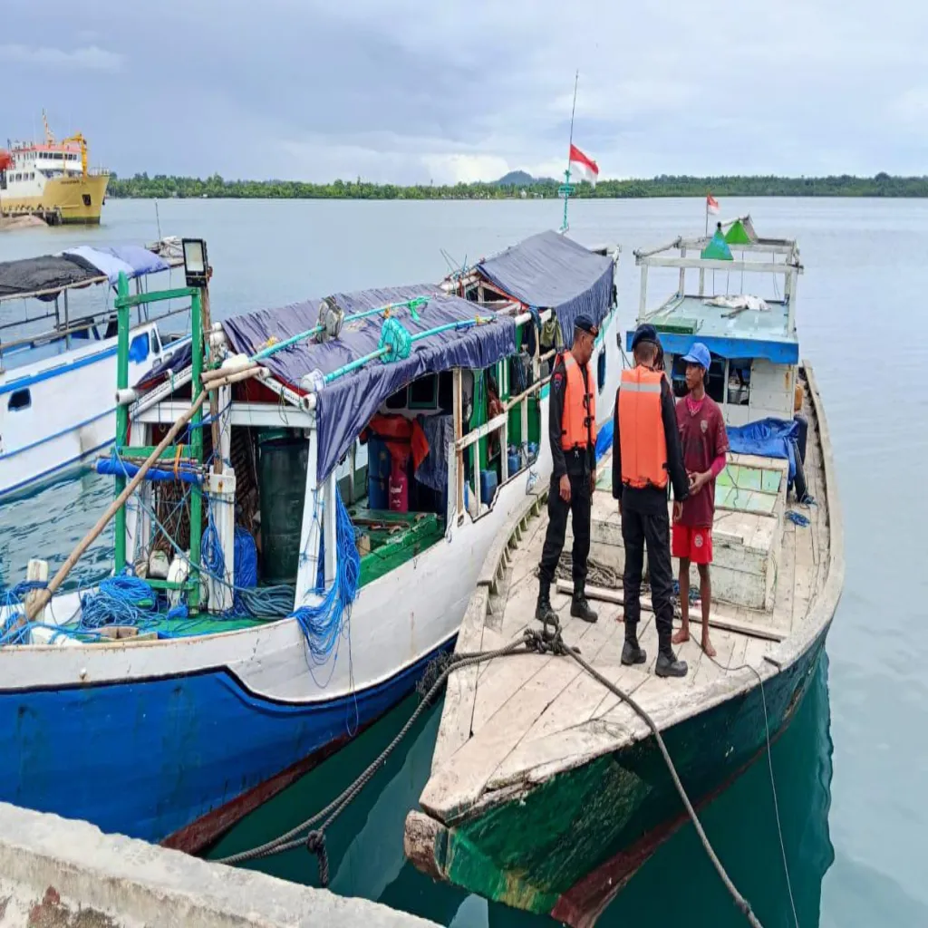 Brimob Maluku Sisir Pelabuhan Tual-Kur Tayando, Jaga Kamtibmas di Tengah Cuaca Tak Menentu