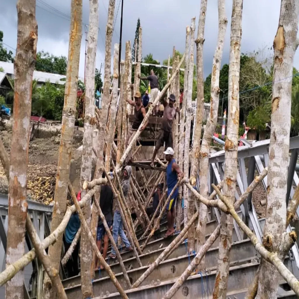 Jembatan Darurat Rampung: Babinsa dan Warga Bangkitkan Kembali Nadi Mobilitas Dian Darat–Rumah Dian