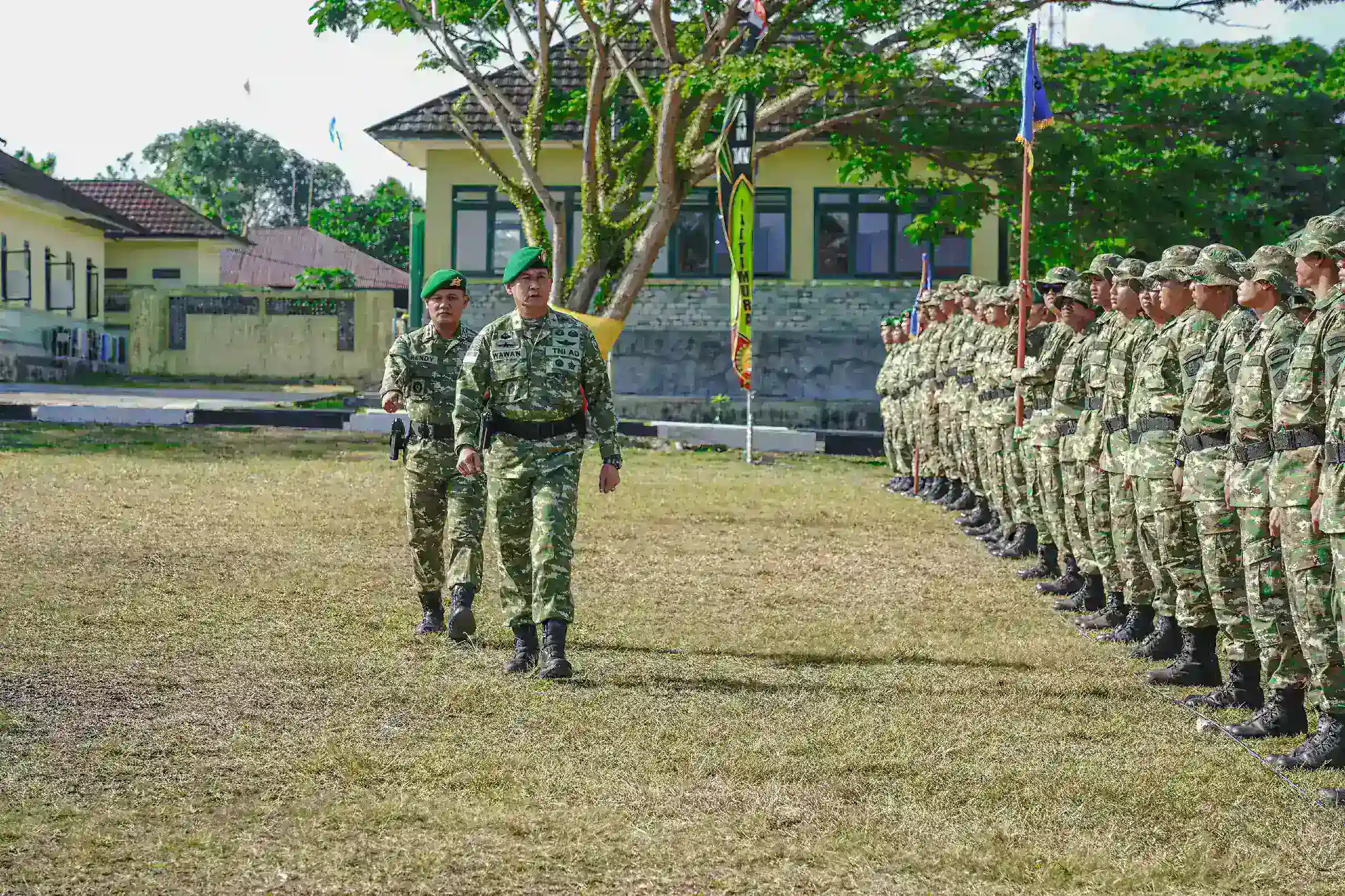 Kasdam XV/Pattimura Resmi Tutup Diklat SPPI KDKMP dan KNMP TA 2026 di Dodik Bela Negara