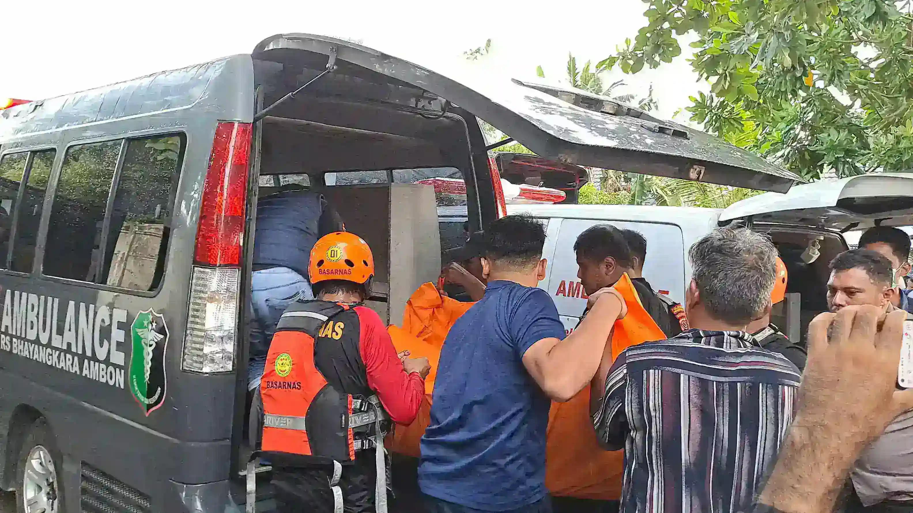 Basarnas Ambon dan Polda Maluku berhasil mengevakuasi satu orang meninggal dunia di bawah Jembatan Merah Putih