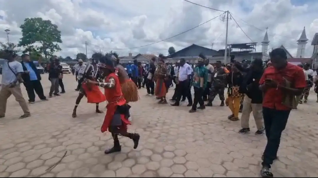 Timika – Wacana Intervensi Adat Kamoro Memanas, Bupati Mimika Disorot