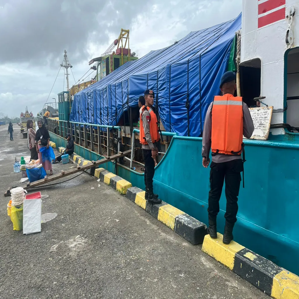 Brimob Gencarkan Patroli SAR di Pelabuhan Yosudarso Tual, Warga Diminta Waspada Cuaca Ekstrem