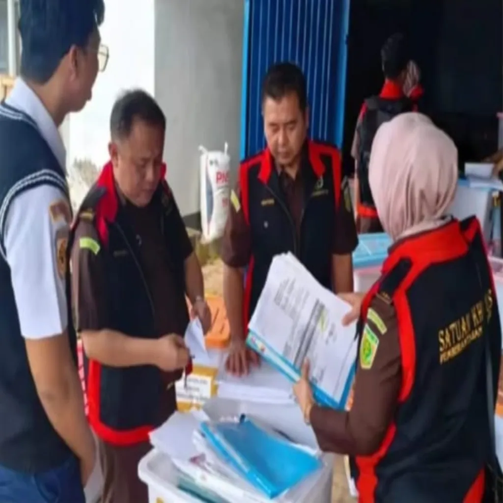 Tim Penyidik Kejaksaan Tinggi  melakukan penggeledahan di Kantor Distrik Navigasi Kelas III Pontianak,Kal Bar