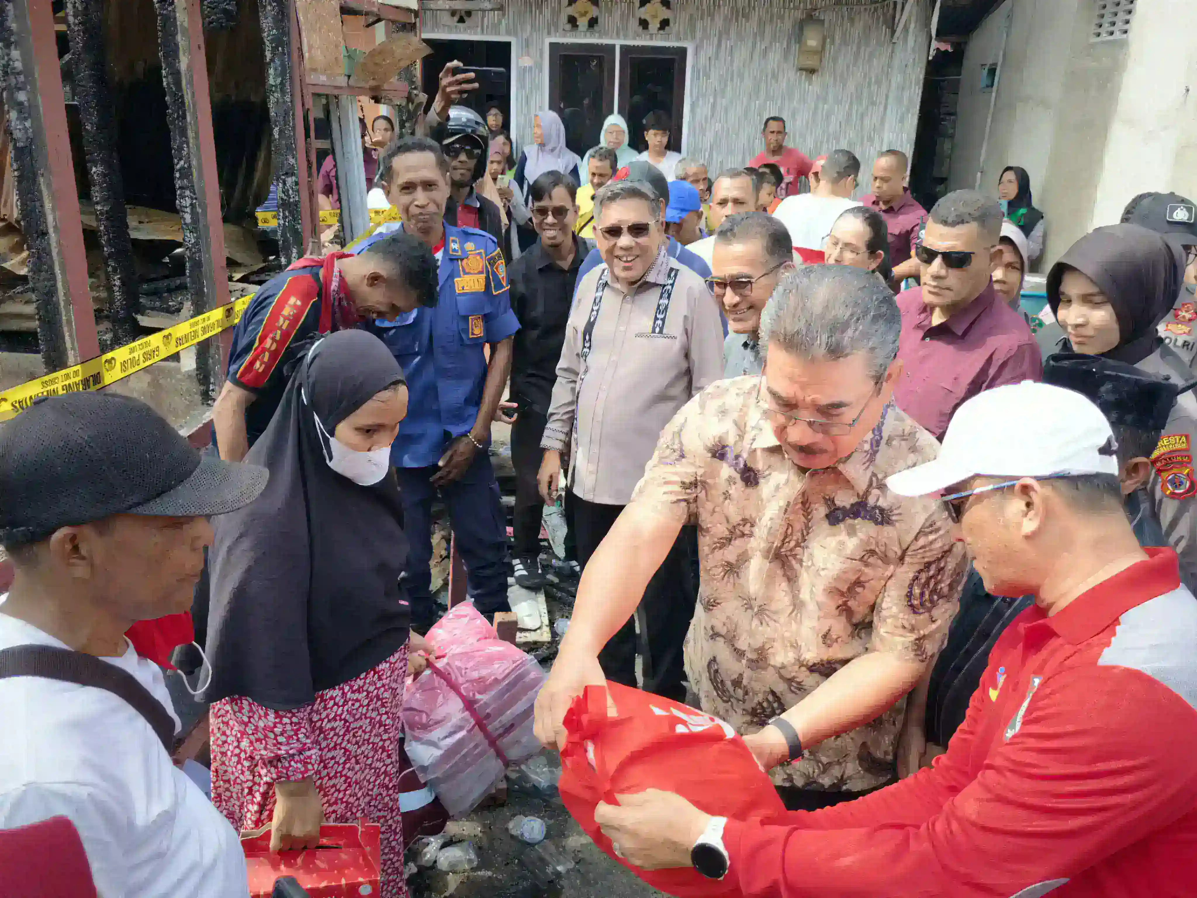 Lewerissa Tinjau Korban Kebakaran Batu Merah, Pemprov Maluku Salurkan Bantuan