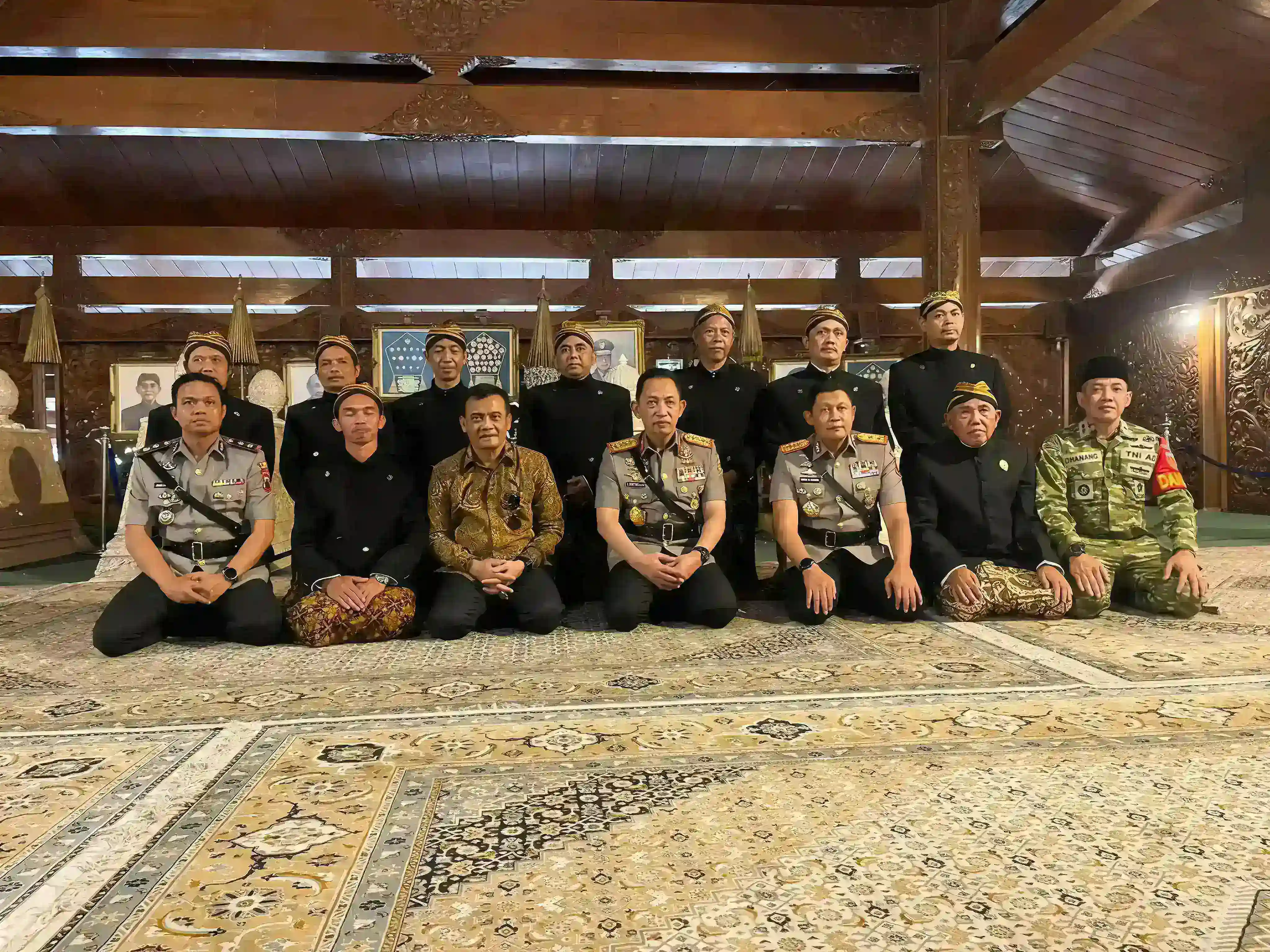 Kapolri Ziarah ke Makam Presiden ke 2 R.I H.M. Soeharto dan Ibu Tien Soeharto di Astana Giribangun Dalam Rangka Menyambut Hari Bhayangkara Ke 80