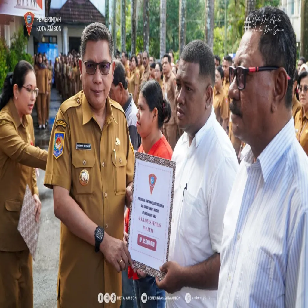 Pemkot Serahkan Bantuan Dana Stimulan Korban Kebakaran dan Tanah Longsor