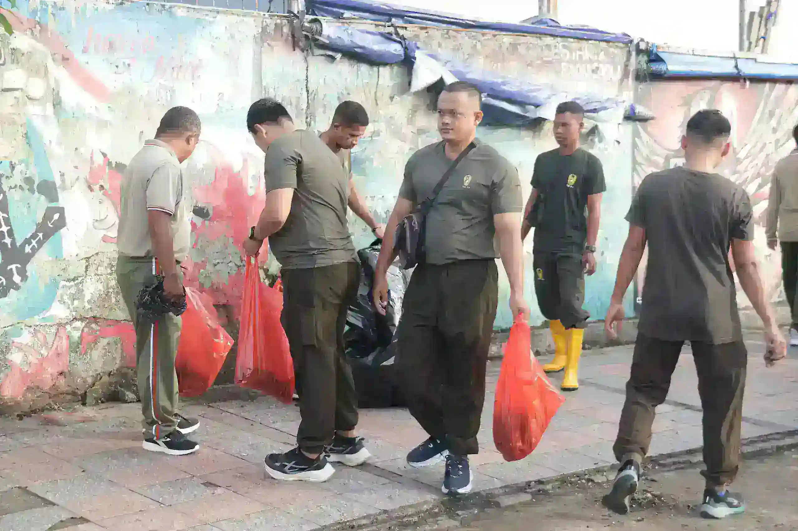 Aksi Nyata Kodam XV/Pattimura Peduli Lingkungan di Jumat Berkah