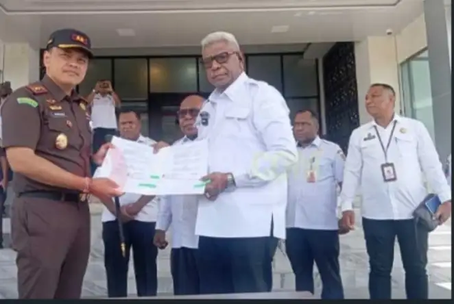 HIBAH MOBIL, RUMAH DAN FASILITAS UNTUK KEJARI MIMIKA: PUBLIK CURIGA ADA “MAIN MATA” DI BALIK MANDekNYA KASUS KORUPSI