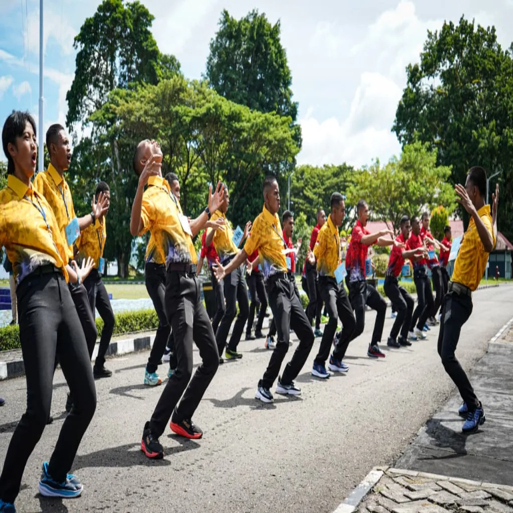 Wadan Kodaeral lX Lepas 45 Calon Siswa Bintara dan Tamtama TNl AL Asal Maluku ke Seleksi Pusat