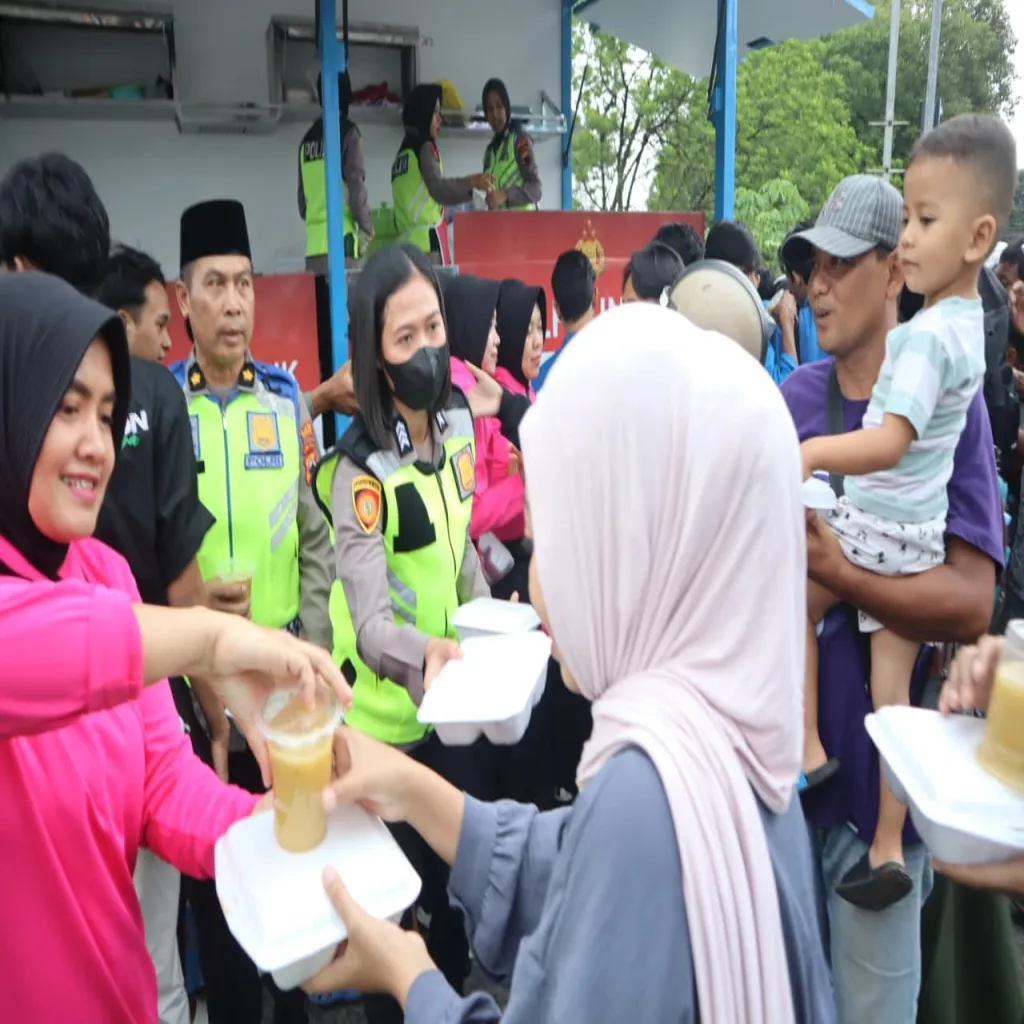 Ramadan, Polres Jepara Bersama Mahasiswa Bagikan Ratusan Takjil Sambil Edukasi Lalin
