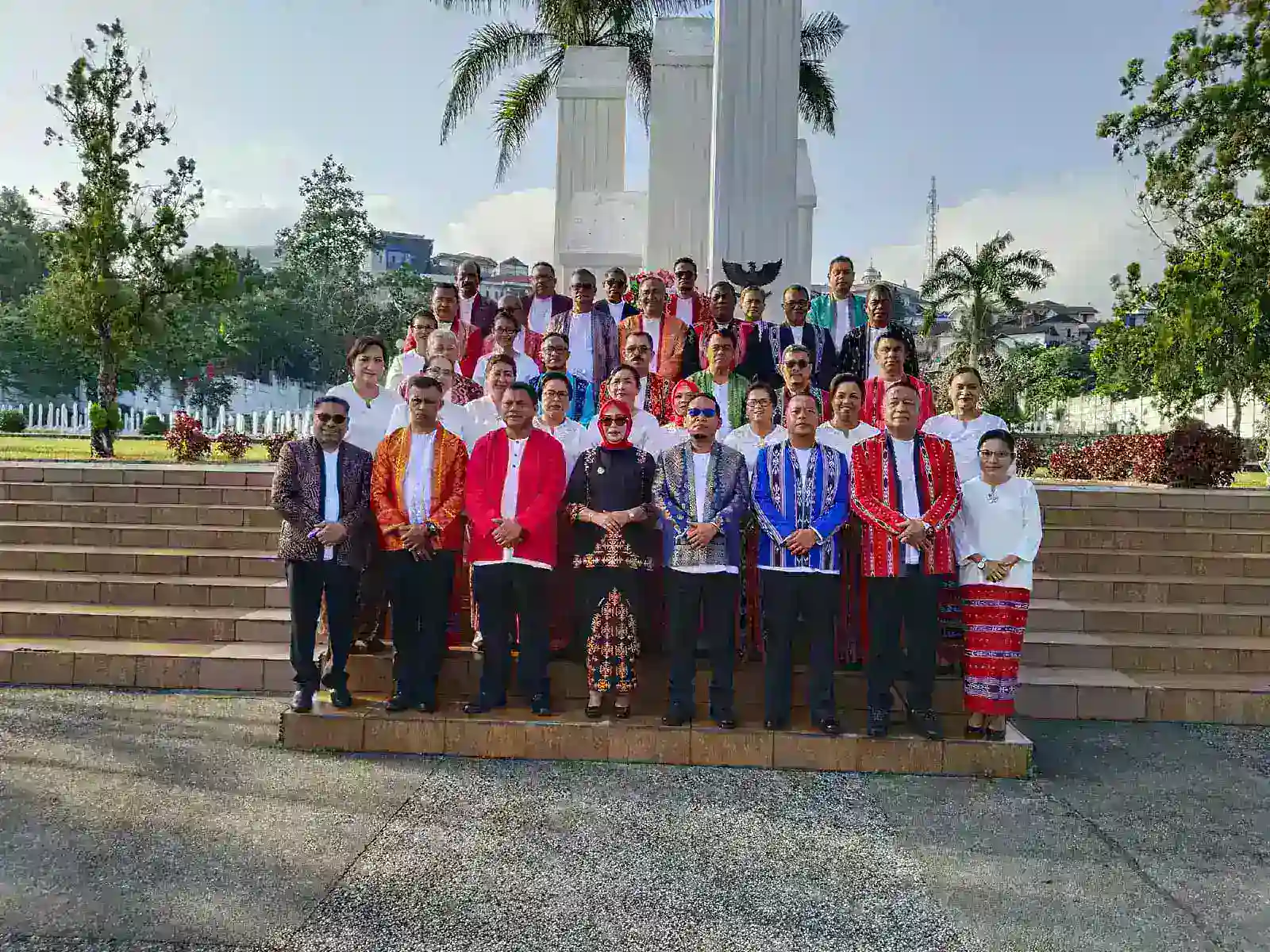 Ziarah ke TMP Kapahaha, Wawali Ambon: “Kemajuan Kota Ini Tak Lepas dari Jasa Para Pendahulu”