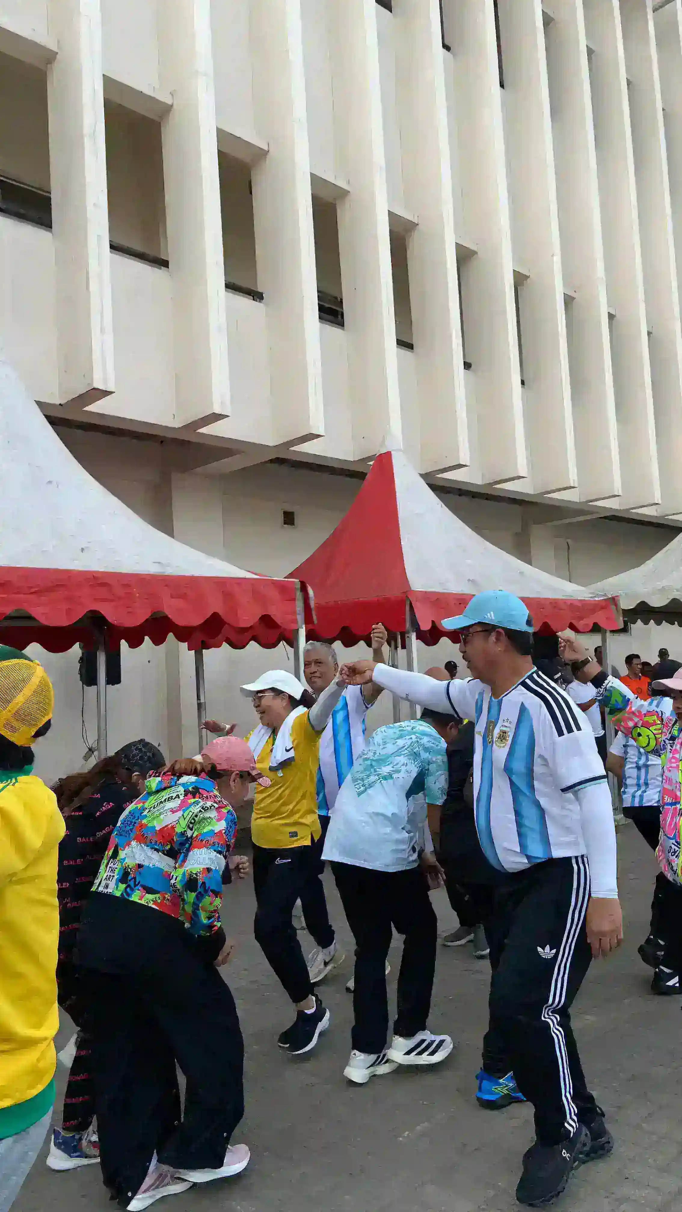 Gubernur Maluku Senam Sehat Bersama dan Sapa Warga di Pasar Mardika