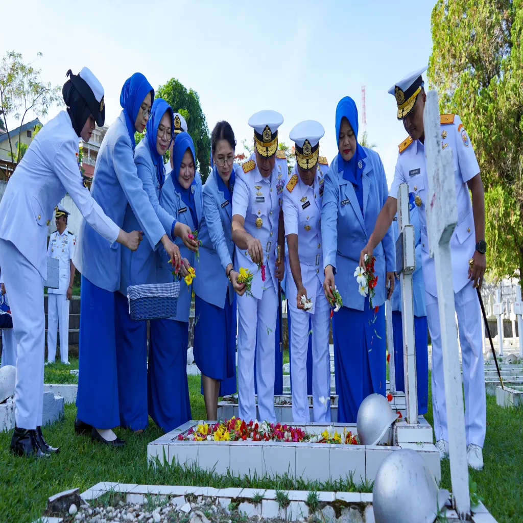 DANKODAERAL IX PIMPIN UPACARA ZIARAH DAN TABUR BUNGA DALAM RANGKA HUT ARMADA RI TAHUN 2025