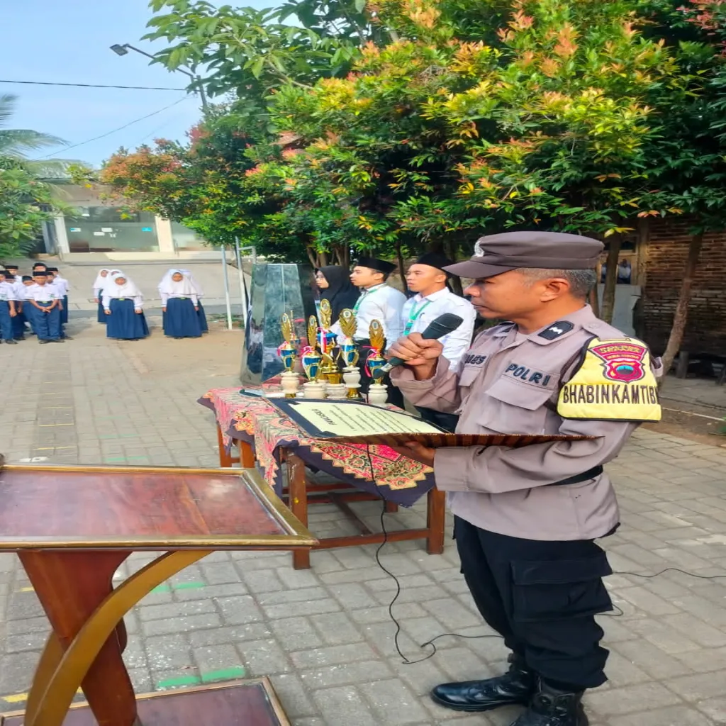 Bhabinkamtibmas Polsek Kembang Jadi Pembina Upacara di MTs KRM Marzuki