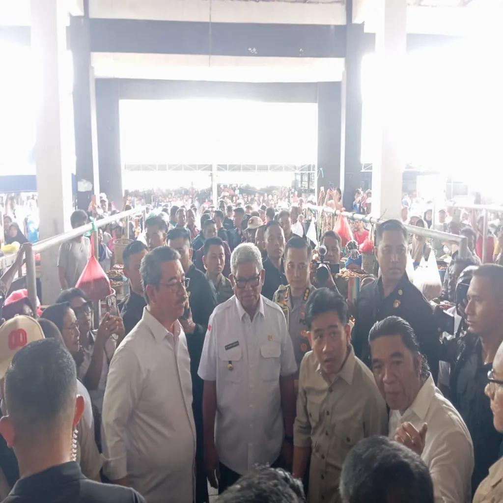 Lautan Manusia Sambut Wapres Gibran di Pasar Langgur: Rakyat Kei Tumpah Ruah Menyambut Pemimpin Muda