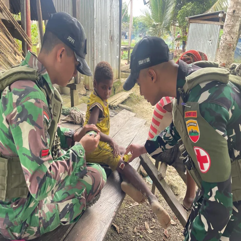 Satgas Yonif 131/Brajasakti Ketuk Pintu Warga Pitewi, Bawa Obat dan Harapan di Perbatasan Papua