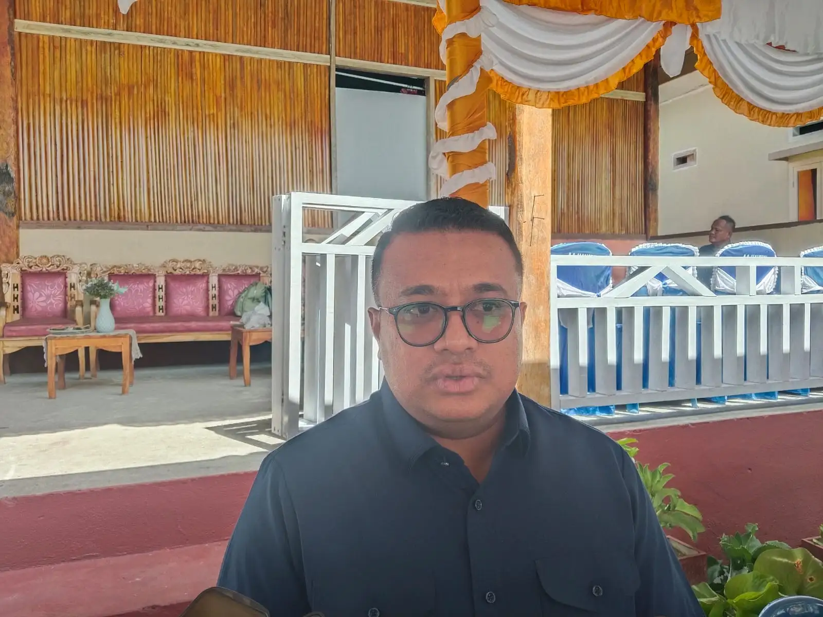Waspada Pinjaman Ilegal! OJK Maluku Manfaatkan Momen Adat Pukul Sapu Lidi Sosialisasi di Negeri Morella
