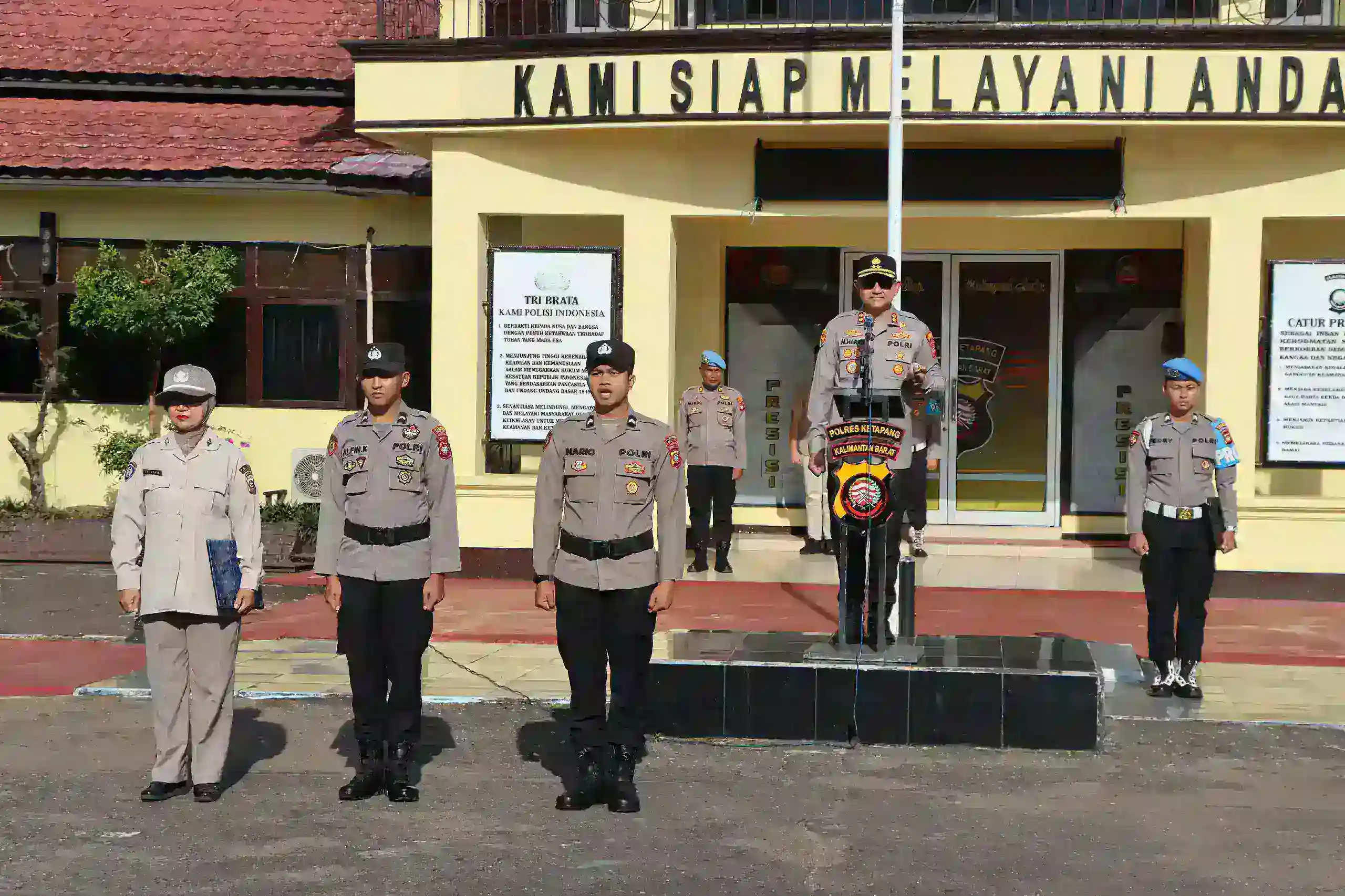Perkuat Pamswakarsa, Bhabinkamtibmas Polsek Nanga Tayap Briptu Rahmad Pimpin Pelatihan Linmas Desa Lembah Hijau