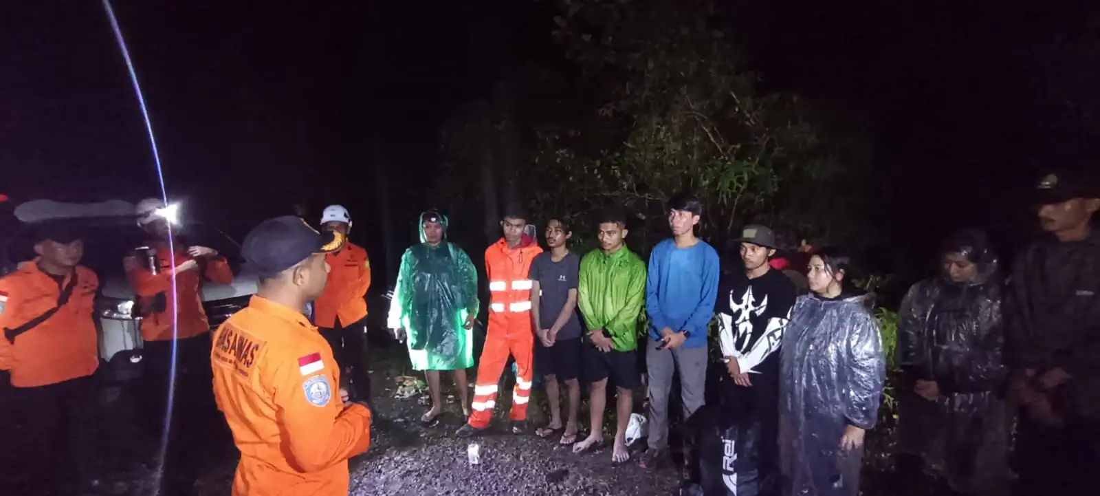 Alami Hipotermia Hingga Cedera Kaki, Tiga dari 13 Pendaki Gunung Simalopu Dievakuasi Tim SAR