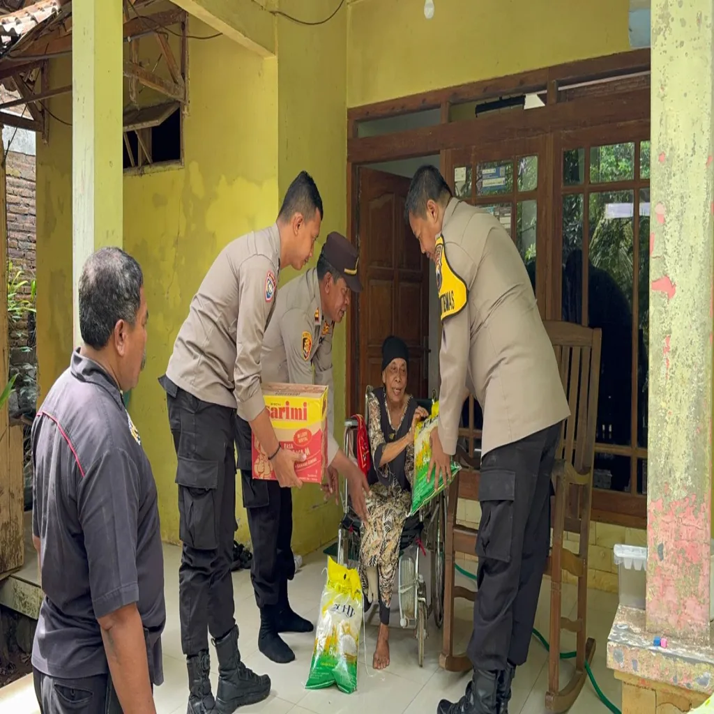 Polisi di Jepara Berikan Bantuan Cepat untuk Korban Rumah Roboh Akibat Cuaca Buruk di Desa Sinanggul   
