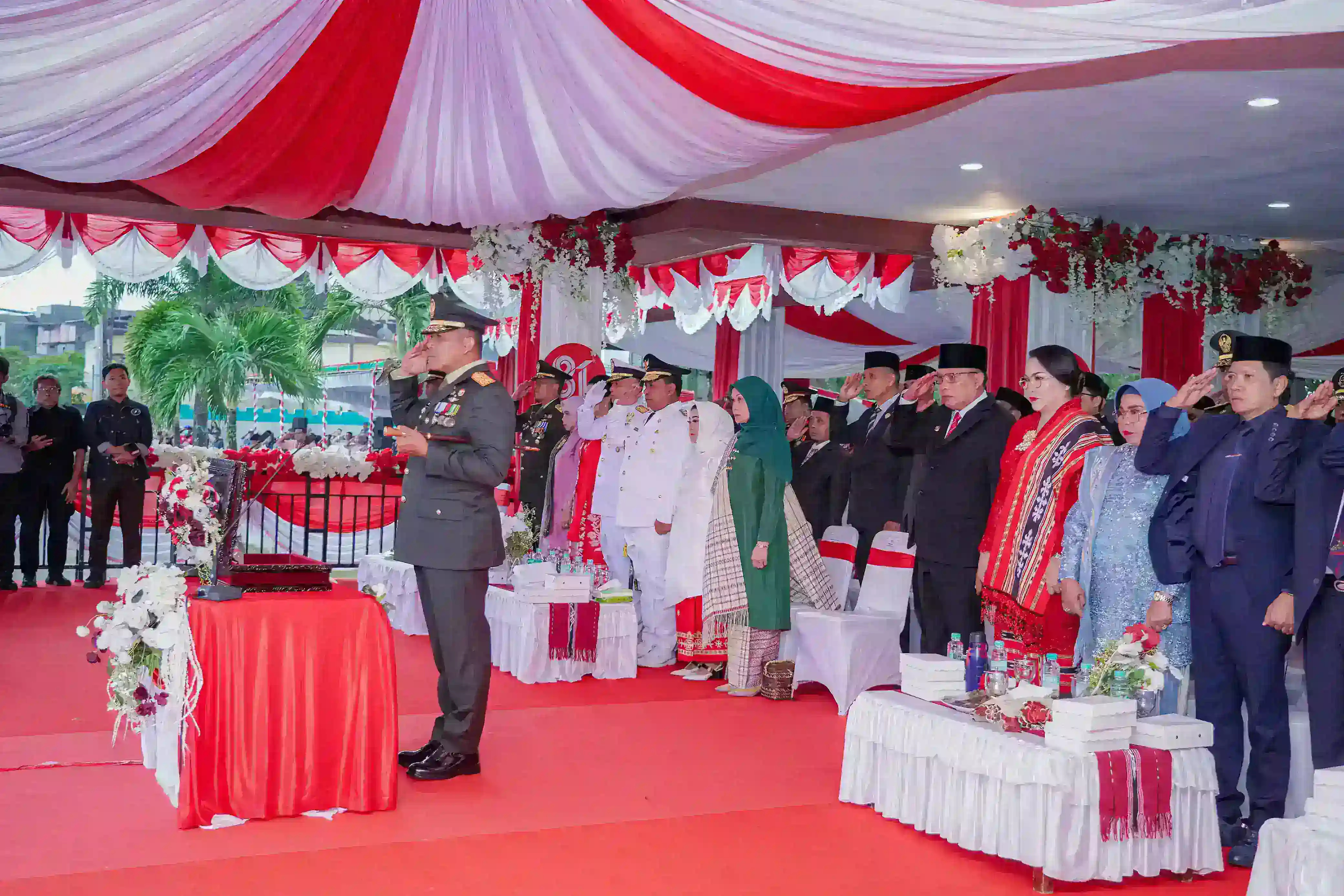 Di Bawah Rintik Hujan, Pangdam XV/Pattimura Pimpin Upacara Penurunan Bendera Merah Putih di Ambon