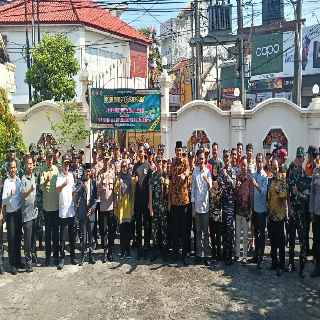 Kompak, TNI-Polri dan Masyarakat di Jepara lakukan bersih-bersih Tempat Ibadah