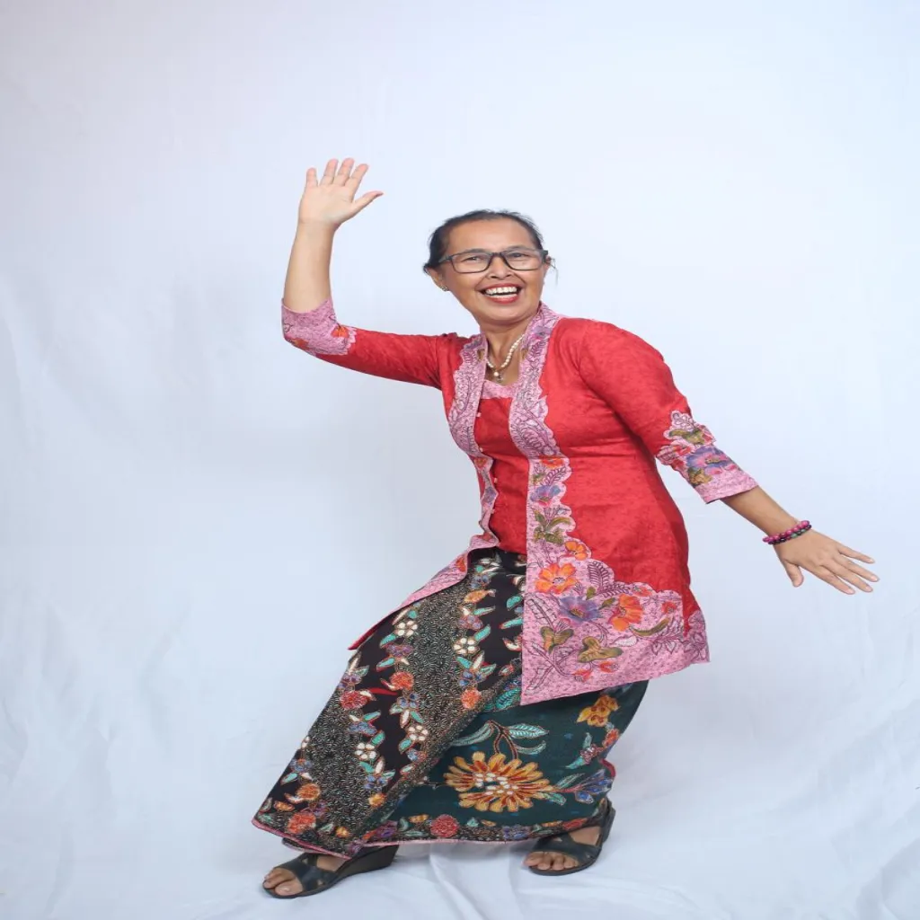 Menuju Puncak HPN 2026 : Rahmi Hidayati Mencintai Indonesia dengan Berkebaya