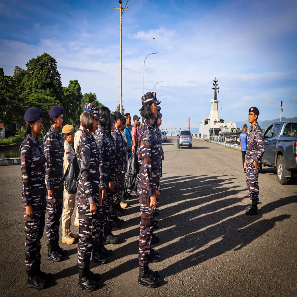 SONGSONG HARI ARMADA RI KODAERAL IX SUKSES GELAR BAKTI KESEHATAN DAN KOMSOS UNTUK MASYARAKAT SERAM UTARA-MALUKU TENGAH, GUNAKAN KAPAL PERANG KRI KERAPU-812