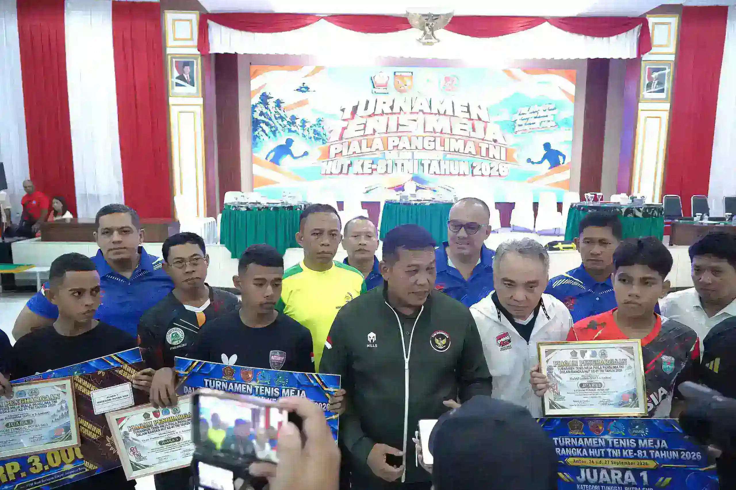 Prestasi di Piala Panglima TNI, Momen Haru Pangdam Pattimura Angkat Juara Tenis Meja SMP Jadi Anak Asuh