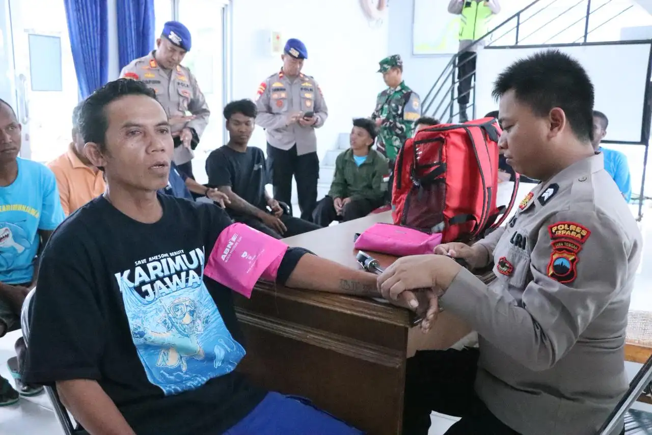 Wujud Kehadiran Polri, Polres Jepara Pastikan Kesehatan Nelayan yang Selamat dari Musibah Kapal Tenggelam