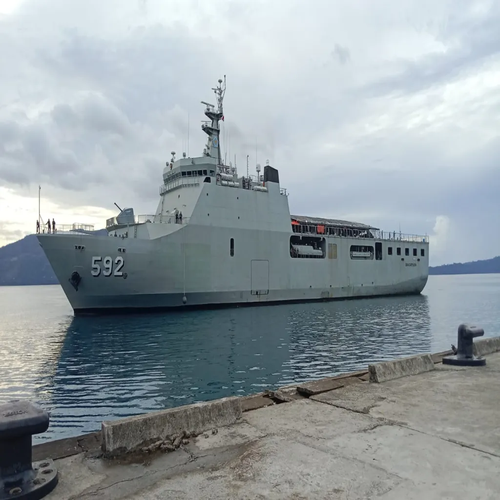 Kodaeral lX Sambut Kedatangan KRI Banjarmasin- 592 Merapat di Dermaga Tawiri Kota Ambon