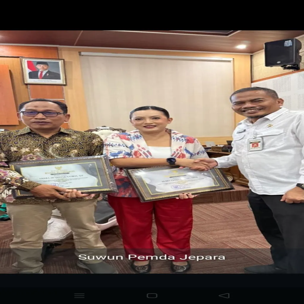 Debby Ekowati SH. M. Kn Salah Satu Yang  Mendapat Penghargaan Dari  Bea Perolehan Hak Atas Tanah Dan Bangunan.