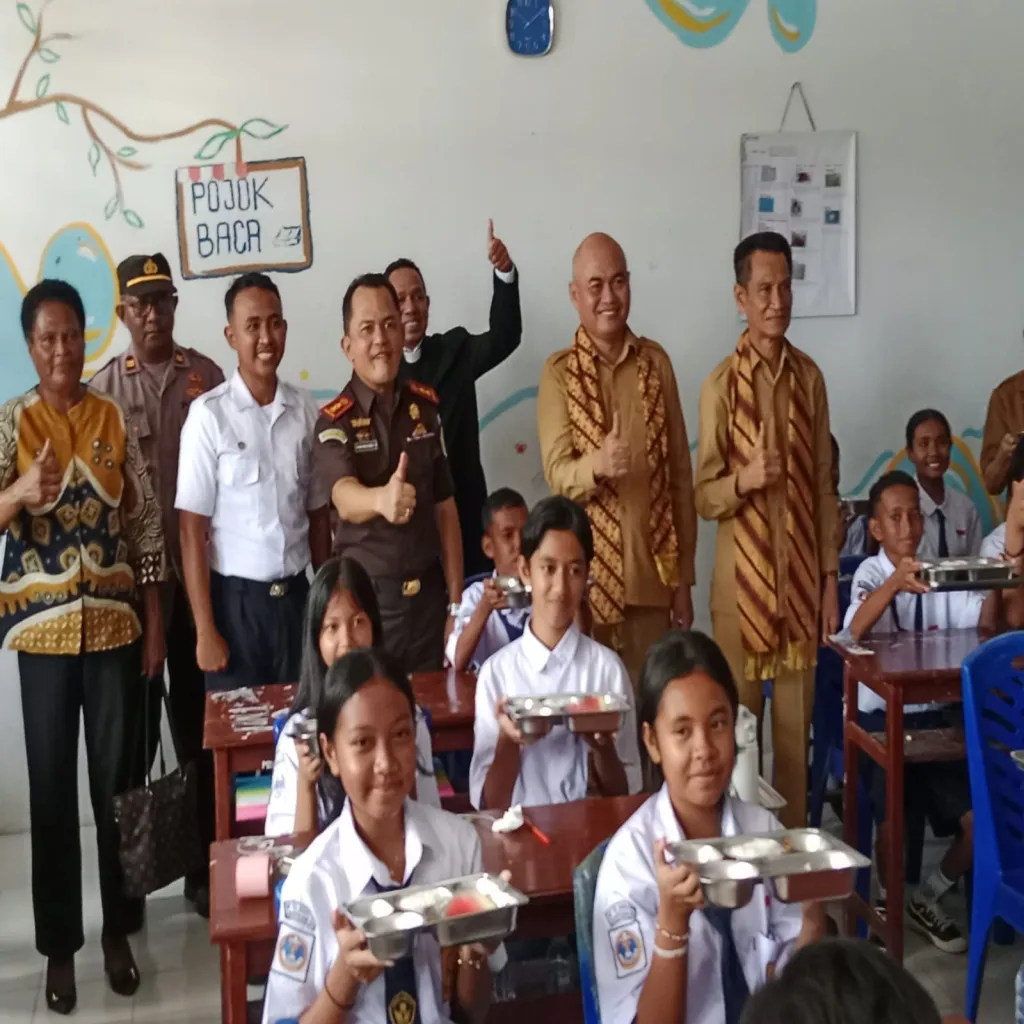Bupati dan wabup monitoring langsung pendistribusian Paket BMG  ke 1000 Siswa di Aru