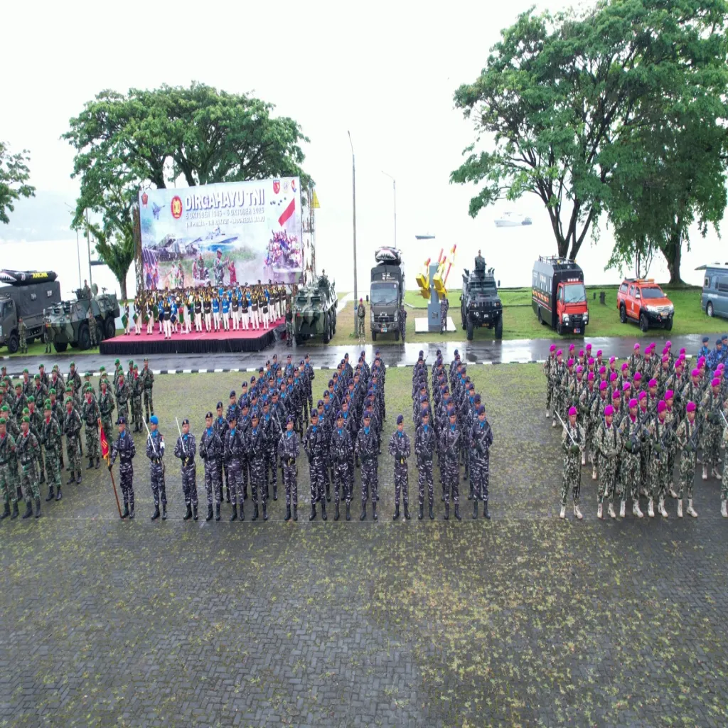 UPACARA PERINGATAN HUT KE-80 TNI 2025 DI MALUKU BERLANGSUNG KHIDMAT DI MAKO KODAERAL IX