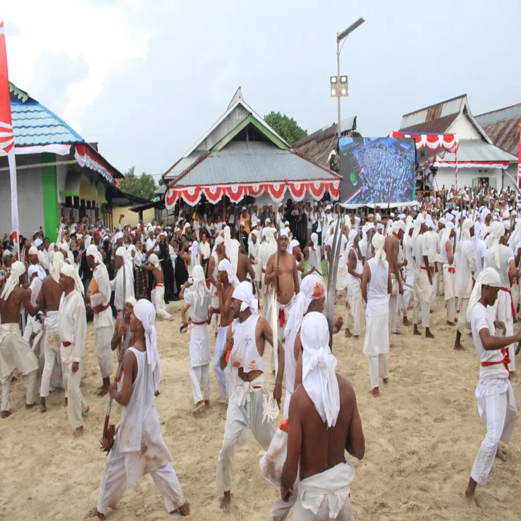 ATRAKSI MA’ATENU DIGELAR SAKRAL DI PELAUW, DISAKSIKAN WAKIL GUBERNUR MALUKU DAN FORKOPIMDA