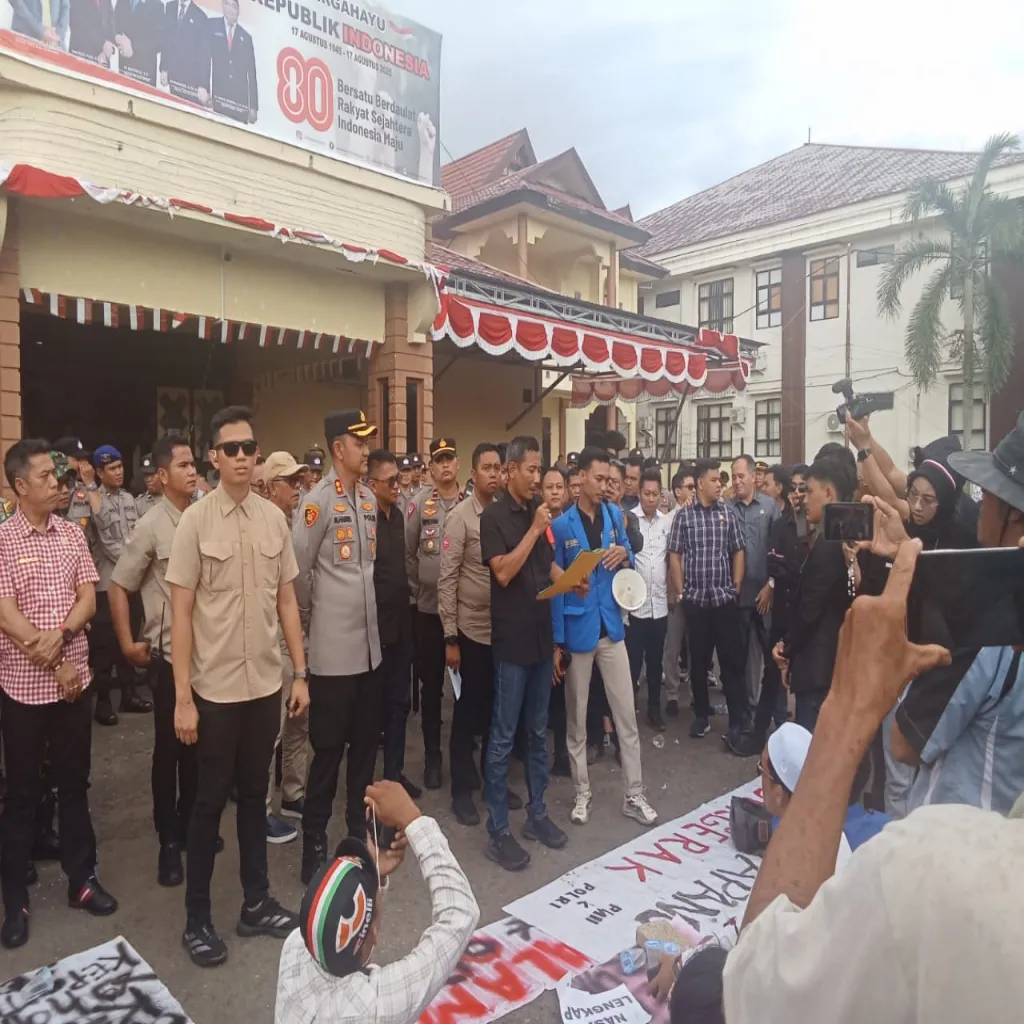 Mahasiswa dan Ojol Kepung DPRD Ketapang, Sampaikan 10 Tuntutan