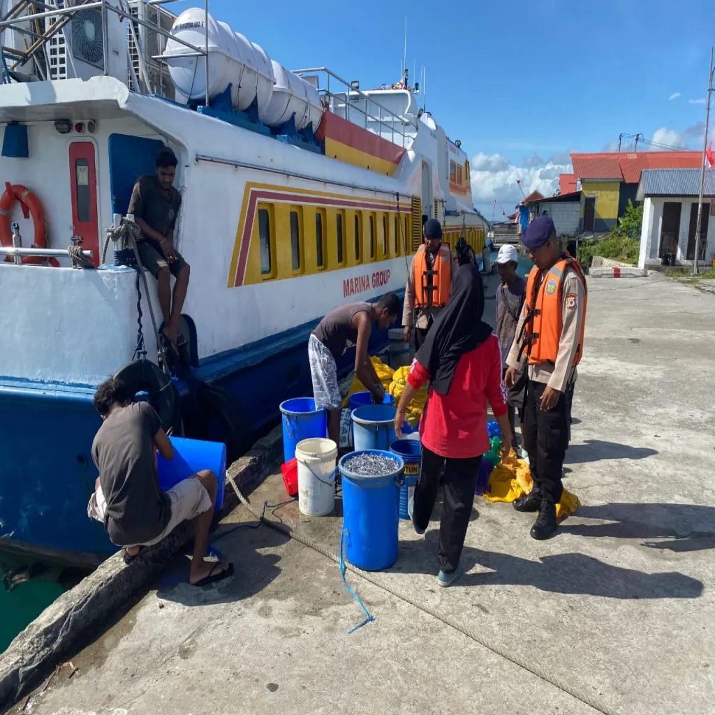 Brimob Maluku Gelar Patroli SAR di Pelabuhan Tual-Elat, Warga Merasa Aman dan Nyaman