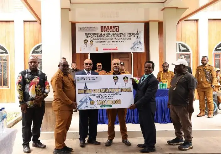 Gubernur Papua Tengah Serahkan Bantuan Dana Pembangunan Gereja di Kabupaten Puncak